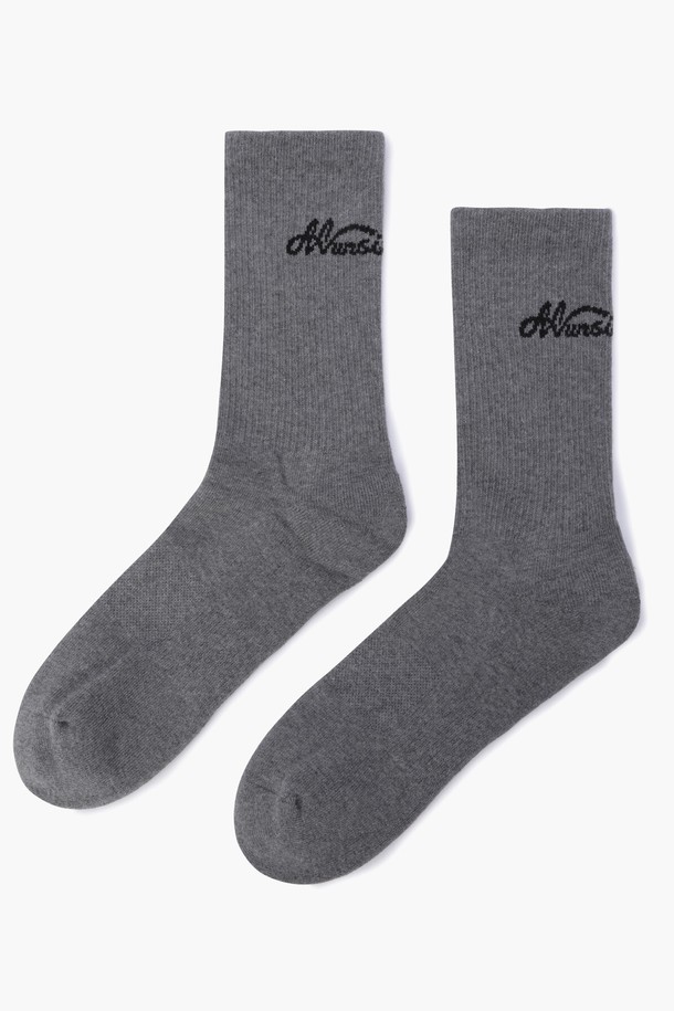 남성용 레터링 크루 삭스 멜란지그레이(MQ321MSO71)는 면, 나일론, 폴리우레탄 혼방 소재로 제작되어 신축성이 뛰어나 편안한 착용감을 제공합니다. 중목 기장의 크루 삭스로, 발목 부분의 로고 디테일이 특징이며, 멜란지그레이, 블랙, 다크그린 세 가지 색상으로 출시되었습니다. 골프 및 일상생활에서 활용하기 좋은 아이템입니다.
