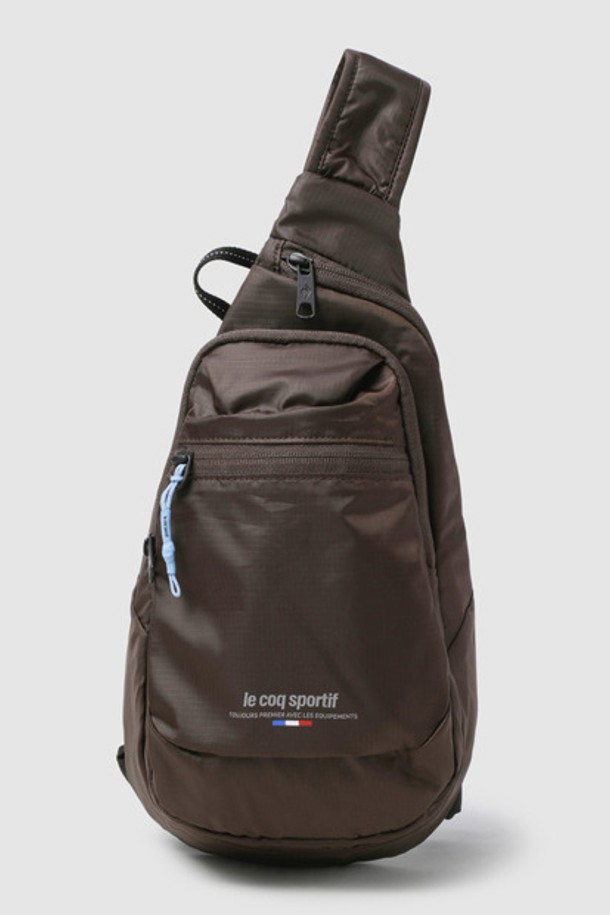 누보 스포츠 슬링백 - 브라운(QQ323ABG71)은 여성 고객을 위한 미디엄 사이즈의 슬림한 슬링백입니다. 폴리에스터 소재에 무지 디자인으로 제작되었으며, 브라운, 블랙 두 가지 색상으로 제공됩니다. 경량 소재와 에어매쉬 디자인 장식, 어깨 패드, 다양한 내/외부 포켓, 분리 수납 기능, 가벼운 착용감, 쾌적한 착용감으로 일상생활에서 편리하게 사용할 수 있습니다. 지퍼형 잠금 방식으로 소지품을 안전하게 보관할 수 있습니다.
