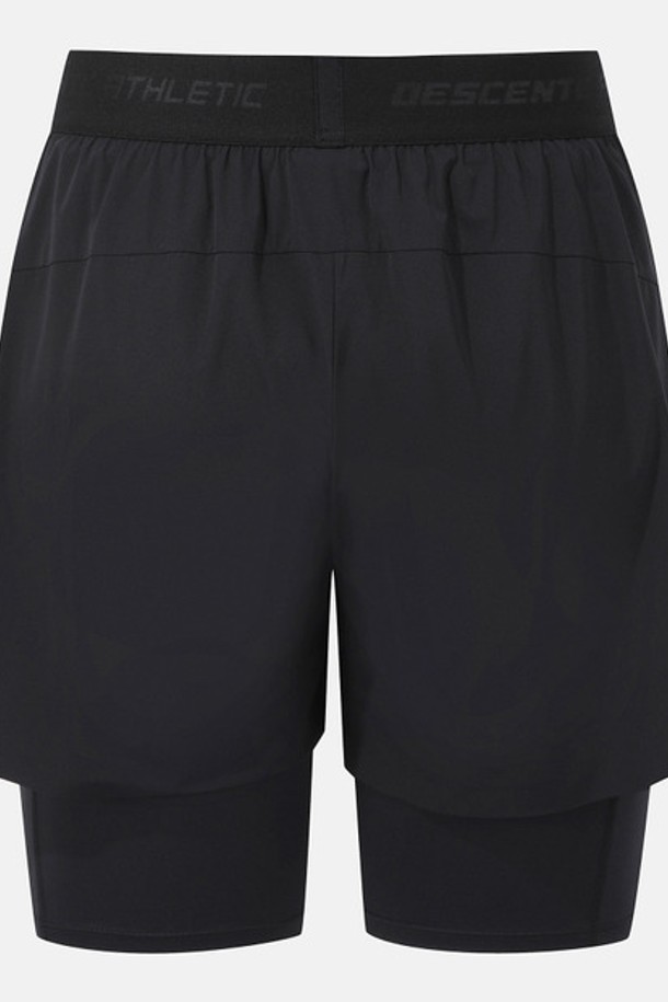 남녀 공용으로 착용 가능한 트레이닝 5인치 레깅스 부착형 쇼츠입니다. F360 기술을 적용하여 기능성을 높였으며, 나일론, 폴리에스터, 폴리우레탄 혼방 소재로 제작되어 부드러운 촉감을 제공합니다. 얇고 가벼운 두께에 레귤러핏으로 편안하게 착용 가능하며, 사이드 슬릿 디자인과 헴 벨트 처리로 활동성을 더했습니다.
