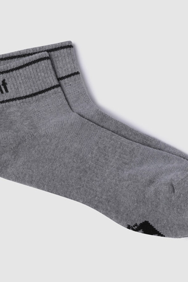 **쿠션 로우삭스 - 그레이(QQ323ASC75)**는 면, 폴리에스터, 나일론, 폴리우레탄 혼방 소재로 제작되어 부드러운 촉감과 편안한 착용감을 제공합니다. 로고 패턴이 적용된 로우삭스로, 발바닥 파일이 있어 쿠션감과 땀 흡수 효과를 더했습니다. 일상 및 운동 시 모두 활용 가능하며, 그레이, 블랙, 트리플 색상으로 만나볼 수 있습니다.
