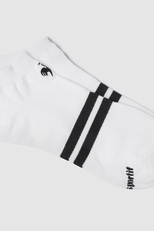 베이직 앵클삭스 - 화이트(QQ323ASC71)는 면, 폴리에스터, 폴리우레탄 혼방 소재로 제작되어 사계절 내내 쾌적하게 착용 가능한 양말입니다. 무지 디자인에 앵클삭스 타입으로, 일상복이나 운동 시 복사뼈 아래로 살짝 드러나 깔끔한 스타일을 연출합니다. 화이트, 블랙, 그레이 세 가지 색상으로 출시되어 어떤 옷에도 잘 어울립니다.
