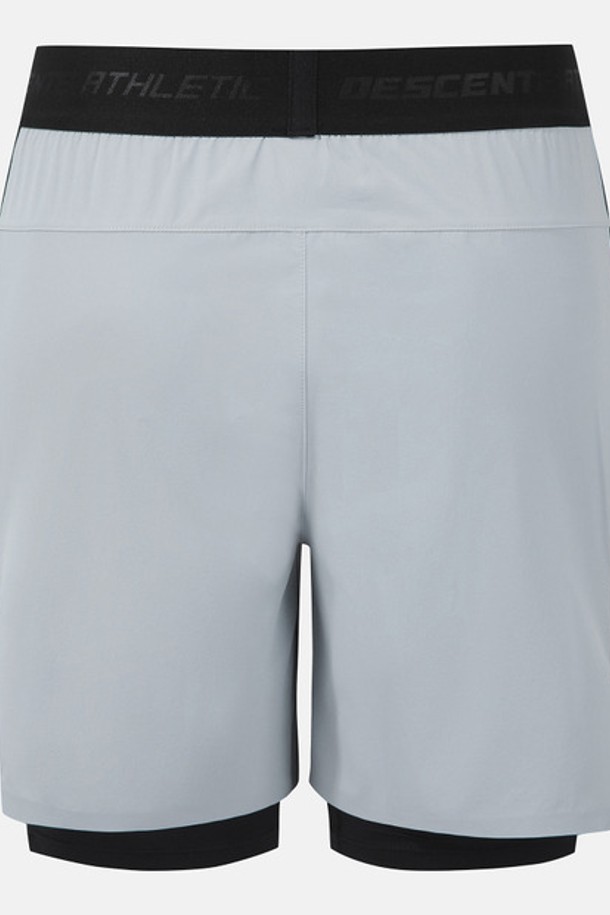 스포티한 무드의 남녀공용 트레이닝 쇼츠입니다. 얇고 부드러운 촉감의 그레이 컬러 6인치 레깅스 부착형으로, 뛰어난 신축성과 흡습 기능으로 운동 시 쾌적함을 유지합니다. F360 테크 패턴을 적용하여 360도 바디 움직임과 하체 움직임을 최적화하는 슬림핏 디자인입니다.
