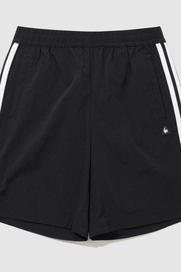 유니 선데이 스트레치 타슬란 루즈핏 4부 숏팬츠 - 블랙(QQ323LHP81)는 남녀 공용으로 착용 가능한 여름용 숏팬츠입니다. 가볍고 시원한 나일론과 폴리우레탄 혼방의 타슬란 소재로 제작되어 부드러운 촉감과 편안한 착용감을 선사합니다. 밴딩 처리된 허리 부분과 신축성 있는 소재, 루즈핏 디자인으로 활동성을 높였으며, 일상, 스포츠 활동 모두에 적합합니다. 블랙, 베이지, 핑크, 그린 4가지 색상으로 출시되었으며, 선데이 두 줄, 삼각 로고, 테이프 디테일이 포인트로 스포티하면서도 캐주얼한 스타일을 연출합니다. 동네 마실룩, 여행룩, 휴가룩 등 다양한 TPO에 활용 가능하며, 미니멀하고 세련된 스타일을 완성합니다.
