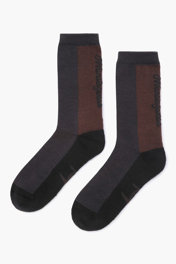 남성용 클래식 울 쿼터 삭스 브라운(MQ321MSO81)는 부드러운 촉감과 중간 두께감으로 편안한 착용감을 제공합니다. 브라운과 그레이 컬러의 컬러블록 디자인과 울 소재, 습기 관리 기능으로 골프 및 일상에서 쾌적하게 사용할 수 있습니다. 일반핏의 쿼터 길이 양말로, 활동성을 높여줍니다.
