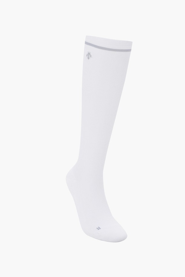 여성 베이직 니삭스 (DQ32WFSO83)는 골프룩에 잘 어울리는 여성용 니삭스입니다. 블랙과 화이트 두 가지 색상으로 출시되어 미니멀하고 클래식한 스타일을 연출합니다. 면, 나일론, 폴리에스터, 폴리우레탄 혼방 소재로 제작되어 사계절 내내 착용 가능하며, 흡습 기능으로 쾌적함을 유지합니다. 발바닥 파일 처리가 되어 있어 편안한 착용감을 제공하며, 무지 디자인으로 어떤 스타일에도 매치하기 용이합니다. 니삭스 길이로 다리가 더욱 길어 보이는 효과를 줍니다.
