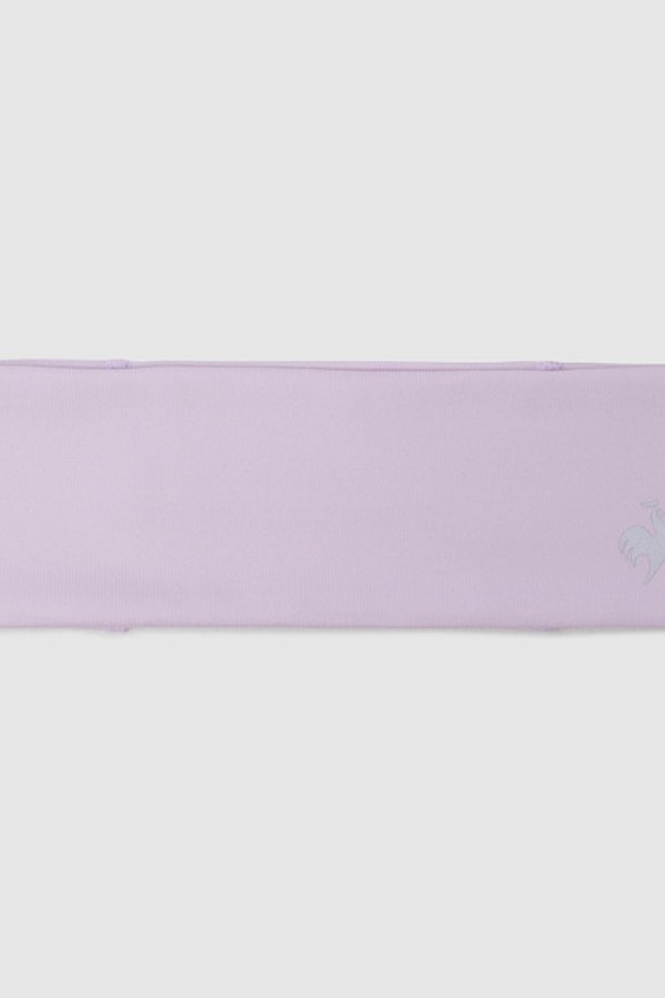 여성 스포츠 와이드 밴드 (QQ322WAO71)는 핑크 색상과 블랙 색상으로 출시되었으며, 폴리에스터와 폴리우레탄 혼방 소재로 제작되어 뛰어난 신축성을 제공합니다. 3M 재귀반사 프린트와 로고 프린트가 돋보이며, 포니테일 홀이 있어 스포츠 활동 시에도 편리하게 헤어 스타일링을 할 수 있습니다. 스포티한 스타일과 최적화된 착용감을 통해 활동적인 여성에게 적합한 헤어 액세서리입니다.
