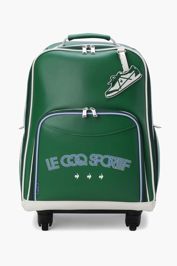 여성 헤리티지 트롤리백 (GQ322LTB71)은 폴리우레탄, 폴리에스터 소재의 라지 사이즈 트롤리백입니다. 클래식 무드와 골프 스타일 디자인에 프리미엄 컬러, 로고 패턴, 레터링 및 사이드라인 디테일이 돋보이며, 4륜 바퀴와 높이 조절 기능으로 편의성을 높였습니다. 신발 수납 공간을 포함한 내부 수납 공간 최적화와 실용적인 내부 구성, 지퍼형 잠금 방식으로 골프 활동에 적합한 기능성을 제공합니다.
