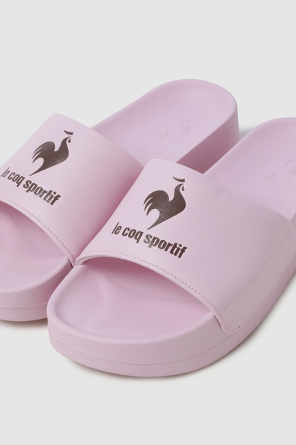 무디아이 맥시 핑크 여성 샌들은 여름철 일상에서 편안하게 착용할 수 있는 플랫 샌들입니다. 부드러운 합성가죽과 폴리우레탄 소재로 제작되었으며, 3cm 굽높이로 쿠션감을 더해 편안한 착용감을 제공합니다. 핑크 컬러의 무지 디자인으로 다양한 스타일에 매치하기 좋으며, 데일리 슈즈로 활용하기 좋습니다.
