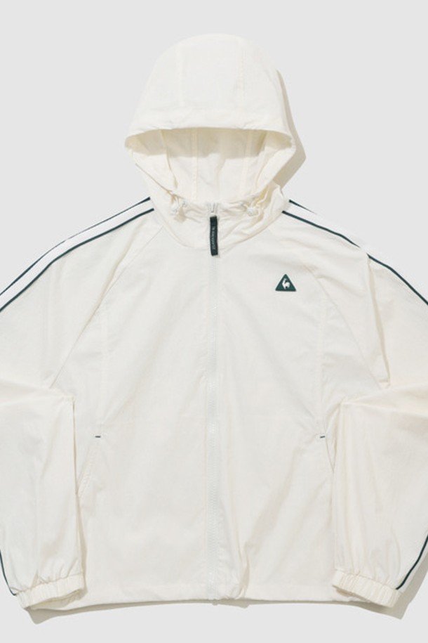 여성 선데이 후드 홑겹 재킷 - 아이보리(QQ322LJK83)는 부드러운 촉감과 얇은 두께감으로 편안하게 착용 가능한 후드 재킷입니다. 봄, 가을 시즌에 활용하기 좋으며, 일상 및 스포츠 활동 시에도 적합합니다. 생활 방수 기능과 신축성을 갖춘 나일론, 폴리우레탄 혼방 소재로 제작되었습니다. 루즈핏의 집업 스타일로, 밑단 스트링과 와샤감 타슬란 소재, 선데이 두 줄 포인트, 삼각 로고 포인트가 특징입니다. 동네 마실룩, 산책룩, 여행룩 등 다양한 TPO에 맞춰 캐주얼, 스포티, 미니멀한 스타일을 연출할 수 있습니다.
