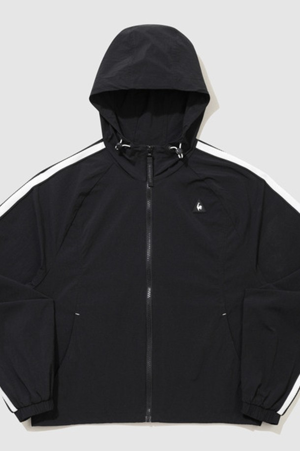 **여성 선데이 후드 홑겹 재킷 - 블랙(QQ322LJK83)**

가볍고 편안한 착용감의 여성 선데이 후드 홑겹 재킷입니다. 봄, 가을 시즌에 적합하며, 일상, 동네 마실룩, 산책룩, 여행룩 등 다양한 TPO에 활용하기 좋습니다. 블랙, 아이보리, 핑크 세 가지 색상으로 출시되었으며, 루즈핏 디자인으로 편안함을 더했습니다. 생활 방수 기능과 신축성 있는 소재로 활동성을 높였으며, 밑단 스트링, 선데이 테이프 디테일, 삼각 로고 포인트로 디자인 포인트를 더했습니다. 캐주얼, 스포티, 미니멀 스타일을 즐겨 입는 여성분들께 추천합니다.
