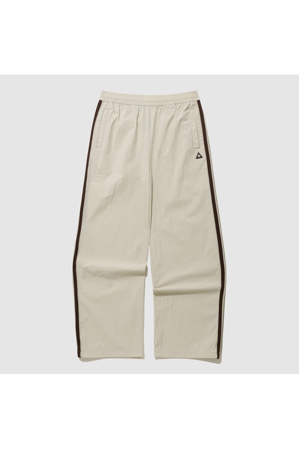 유니 선데이 2WAY 루즈핏 스트레이트 팬츠 - 베이지(QQ323LPT84)는 캐주얼, 스포티, 미니멀 스타일을 모두 아우르는 남녀 공용 바지입니다. 봄, 여름, 가을 시즌에 적합하며, 얇은 두께감과 와샤 촉감으로 편안한 착용감을 선사합니다. 2WAY 디자인으로 다양한 연출이 가능하며, 밑단 스트링 조절을 통해 핏을 조절할 수 있습니다. 생활방수 기능과 신축성을 갖춘 나일론, 폴리우레탄 혼방 소재로 제작되었으며, 선데이 두 줄 포인트와 로고 디테일이 돋보입니다. 일상, 여행, 산책 등 다양한 TPO에 활용하기 좋은 루즈핏 스트레이트 팬츠입니다.
