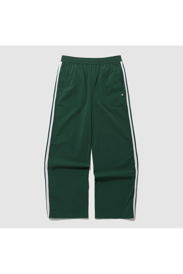 유니 선데이 2WAY 루즈핏 스트레이트 팬츠 - 그린(QQ323LPT84)는 남녀 모두 착용 가능한 사계절용 스트레이트 팬츠입니다. 스포티하고 캐주얼한 스타일의 이 바지는 2WAY 디자인으로 다양한 연출이 가능하며, 생활 방수 기능과 신축성을 갖춰 활동성을 높였습니다. 밑단 스트링으로 핏 조절이 용이하며, 와샤감의 나일론, 폴리우레탄 혼방 소재로 제작되어 편안한 착용감을 제공합니다. 선데이 두 줄 포인트와 로고 디테일, 헤리티지 디자인이 돋보이는 이 바지는 동네 마실룩과 산책룩에 적합하며, 캐주얼, 스포티, 미니멀 스타일을 즐겨 입는 분들에게 추천합니다.
