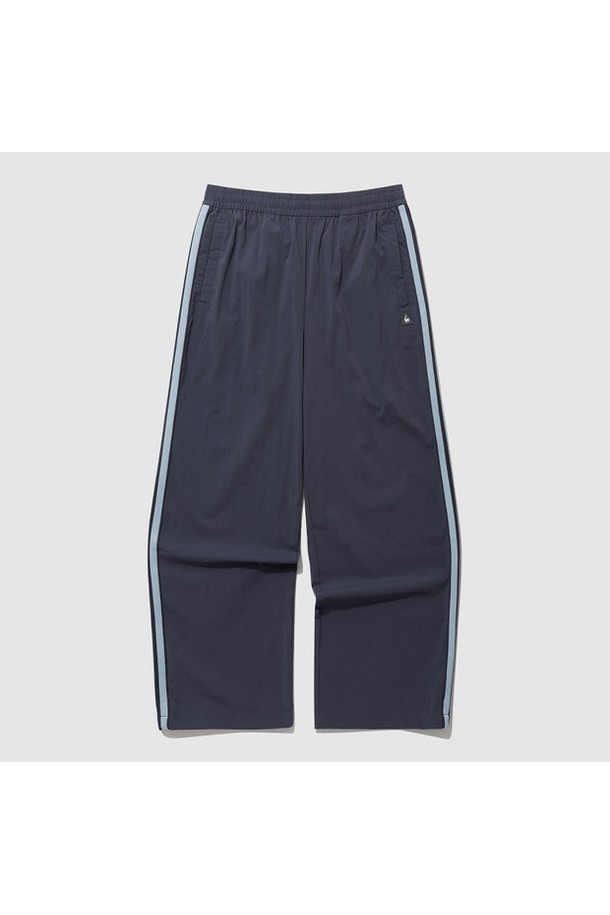 유니 선데이 2WAY 루즈핏 스트레이트 팬츠는 남녀 공용으로, 캐주얼하고 미니멀한 스타일을 연출하기에 좋습니다. 넉넉한 루즈핏과 스트레이트 핏으로 편안한 착용감을 제공하며, 생활 방수 기능과 신축성 있는 소재로 활동성을 높였습니다. 밑단 스트링 조절이 가능하여 다양한 스타일을 연출할 수 있으며, 가을 나들이룩이나 여행룩으로 활용하기 좋습니다.
