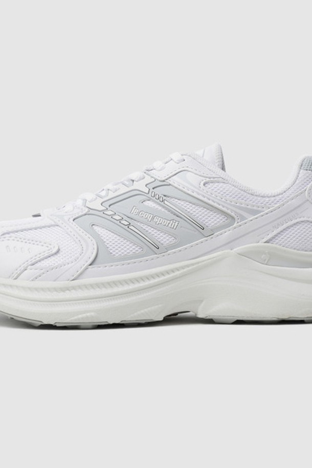 **노틸러스 - 화이트(QQ323LCR71)**는 여성용 운동화로, 화이트, 블루, 그린 3가지 색상으로 출시되었습니다. 라운드 앞코 디자인에 합성가죽, 폴리에스터, 합성고무를 사용하여 제작되었으며, 굽 높이는 3cm, 굽 타입은 플랫입니다. 야간 반사 기능과 파일론 미드솔을 통한 쿠셔닝, 아웃솔 그립 패턴, 힐 카운터, 그리고 277g의 경량성을 갖춰 일상 및 러닝에 적합하며, 봄, 여름, 가을 계절에 착용하기 좋습니다.
