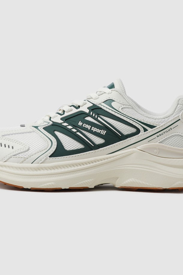 **노틸러스 - 그린(QQ323LCR71)**은 일상과 워킹에 적합한 여성용 운동화입니다. 그린, 블루, 화이트 세 가지 색상으로 출시되었으며, 라운드 앞코와 3cm 플랫 굽으로 편안한 착용감을 제공합니다. 합성가죽, 폴리에스터, 합성고무를 사용하여 내구성을 높였으며, 안감은 폴리에스터 소재입니다. 경량, 통기, 재귀반사 기능을 갖춰 활동성을 높였으며, 캐주얼, 미니멀, 스포티한 스타일을 연출할 수 있습니다. 산책룩, 여행룩에 매치하여 스타일리시하게 연출해보세요. 끈으로 조절하여 발에 맞게 착용할 수 있으며, 리플렉티브 디테일과 그립감 있는 아웃솔, 힐 카운터 사출로 디자인과 기능성을 모두 잡았습니다.
