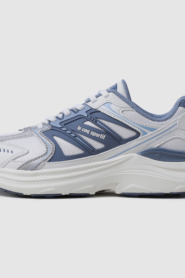 **노틸러스 - 블루(QQ323LCR71)**는 도심 속 아웃도어 활동과 일상에서 편안하게 착용할 수 있는 여성 운동화입니다. 블루와 화이트 컬러 조합의 무지 패턴 디자인으로, 라운드 앞코와 3cm 로우힐 굽이 특징입니다. 합성가죽, 폴리에스터, 합성고무, 파일론, TPU 등 다양한 소재를 사용하여 제작되었으며, 폴리에스터 안감으로 부드러운 착용감을 제공합니다. 라이프스타일 스니커즈 디자인과 리플렉티브 디테일이 적용되어 야간에도 안전하게 활동할 수 있으며, 파일론 미드솔, LCS 아웃솔 그립, 힐카운터 사출장식으로 안정성을 높였습니다. 캐주얼, 미니멀, 스포티 스타일에 잘 어울리며, 동네 마실룩과 산책룩에 적합합니다.
