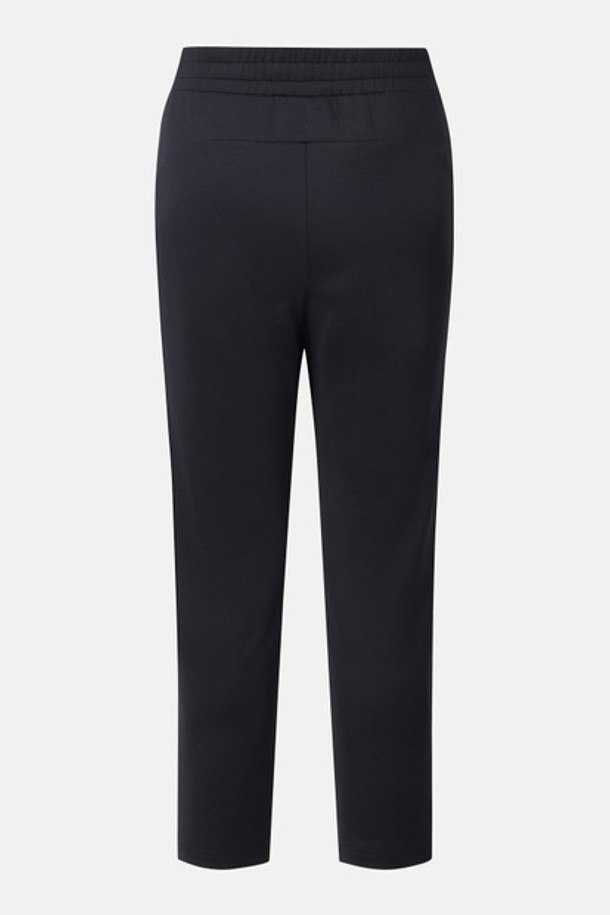 트레이닝 스탠다드 팬츠 블랙(SQ323TFP72)는 남녀 공용으로 제작된 사계절용 트레이닝 팬츠입니다. 부드러운 촉감의 폴리에스터와 폴리우레탄 혼방 소재로 제작되어, 운동 및 일상생활에서 편안하게 착용할 수 있습니다. 허리 스트링과 밴딩 처리로 활동성을 높였으며, 양 사이드 지퍼 포켓으로 실용성을 더했습니다. 액티브핏과 슬림핏 두 가지 핏으로 출시되어, 개인의 취향에 맞게 선택 가능하며, 스포티, 캐주얼, 미니멀 스타일을 연출하기 좋습니다. 집콕룩, 피트니스룩, 산책룩 등 다양한 TPO에 활용할 수 있는 긴바지입니다.
