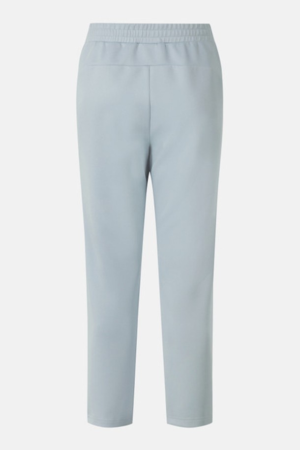 **트레이닝 스탠다드 팬츠 그레이(SQ323TFP72)는 남녀 모두 편안하게 착용 가능한 레귤러핏 트레이닝 팬츠입니다.** 부드러운 촉감의 폴리에스테르, 폴리우레탄 혼방 소재로 제작되었으며, 사계절 내내 활용 가능합니다. 허리 밴딩과 조절 가능한 허리끈, 양쪽 지퍼 포켓 디테일로 실용성을 더한 무지 스타일의 캐주얼/스포티 룩을 연출해보세요.
