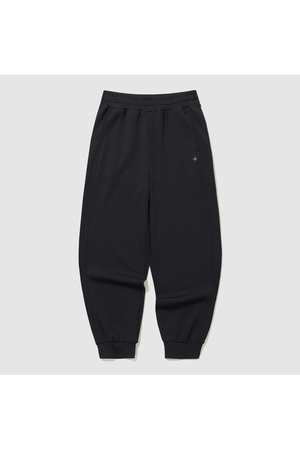 부드러운 모달 소재와 더블텐션으로 편안함을 극대화한 여성 루즈핏 조거 팬츠입니다. 캐주얼, 스포티한 스타일을 연출하며, 카고 포켓 디테일로 실용성을 더했습니다. 사계절 내내 활용 가능한 블랙, 카키 컬러의 무지 디자인으로, 셋업으로도 활용 가능하여 동네 마실룩, 여행룩, 집콕룩 등 다양한 TPO에 적합합니다.
