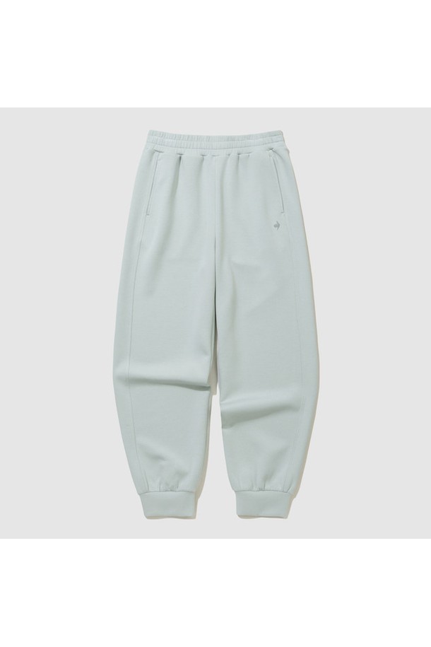 부드러운 모달 혼방 소재의 여성 루즈핏 조거 팬츠입니다. 카키 컬러와 블랙 컬러로 출시되었으며, 캐주얼, 스포티, 미니멀 스타일을 연출하기 좋습니다. 신축성 우수한 더블텐션 소재로 제작되어 편안한 착용감을 선사하며, 밴딩 허리와 카고 포켓 디테일로 실용성을 더했습니다.
