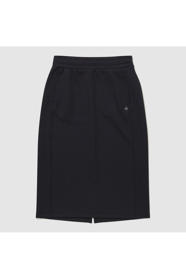 부드러운 모달 혼방 소재로 제작된 여성 레귤러핏 미디 스커트입니다. 블랙 컬러의 무지 디자인으로, 더블텐션 소재 특유의 뛰어난 드레이프성과 우수한 탄성 회복률을 통해 편안하면서도 세련된 실루엣을 연출합니다. 늘어짐과 변형을 최소화하여 오랫동안 처음 모습 그대로 착용 가능하며, 데이트룩, 오피스룩 등 다양한 TPO에 클래식, 미니멀, 시크한 스타일로 활용하기 좋습니다.
