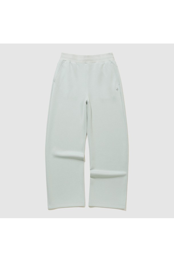 **여성 레귤러핏 모달 더블텐션 팬츠 - 카키(QQ322OFP81)**는 부드러운 모달 혼방 소재로 제작되어 편안한 착용감을 선사하며, 사계절 내내 활용 가능한 긴 기장의 레귤러핏 팬츠입니다. 시그니처 더블텐션 디자인과 우수한 신축성, 높은 탄성 회복력으로 활동성을 높였으며, 늘어짐과 변형을 최소화하여 오랫동안 처음과 같은 핏을 유지합니다. 미니멀, 캐주얼, 클래식 스타일을 즐기는 분들께 데일리웨어 또는 가벼운 운동 시 동네 마실룩, 산책룩으로 추천합니다.
