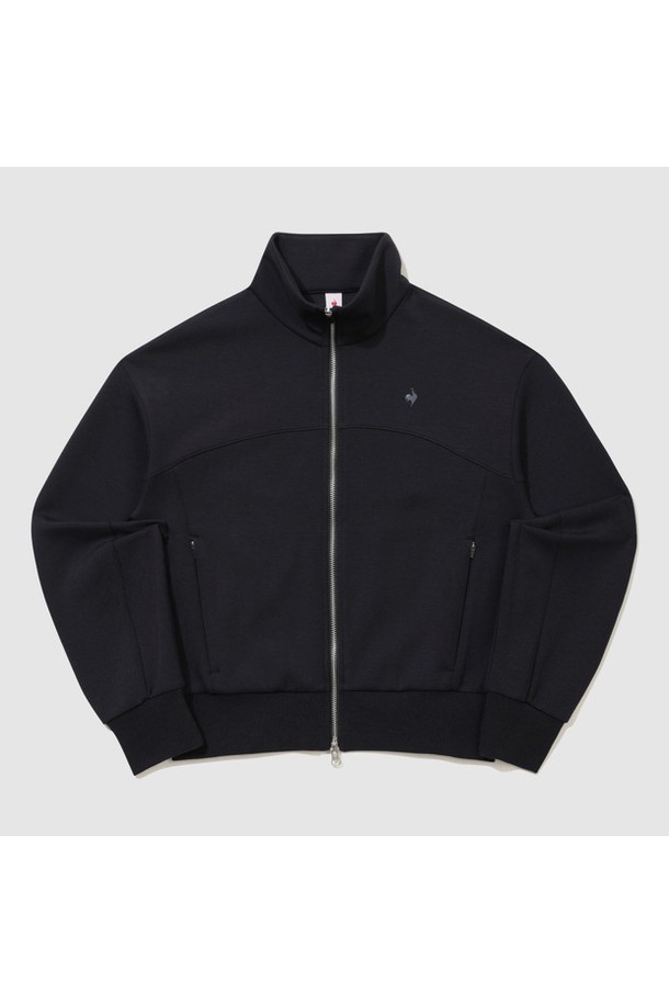 **여성 모달 더블텐션 루즈핏 하이넥 집업 - 블랙(QQ322OFT81)**

부드러운 모달 혼방 소재에 더블텐션 기술을 더해 뛰어난 신축성과 탄성 회복력을 자랑하는 여성 하이넥 집업 자켓입니다. 늘어짐과 변형을 최소화하여 오랫동안 편안하게 착용할 수 있으며, 넉넉한 루즈핏으로 편안한 착용감을 선사합니다. 데일리룩, 집콕룩, 산책룩 등 다양한 TPO에 미니멀, 클래식, 캐주얼 스타일로 활용하기 좋으며, 셋업으로도 연출 가능합니다.
