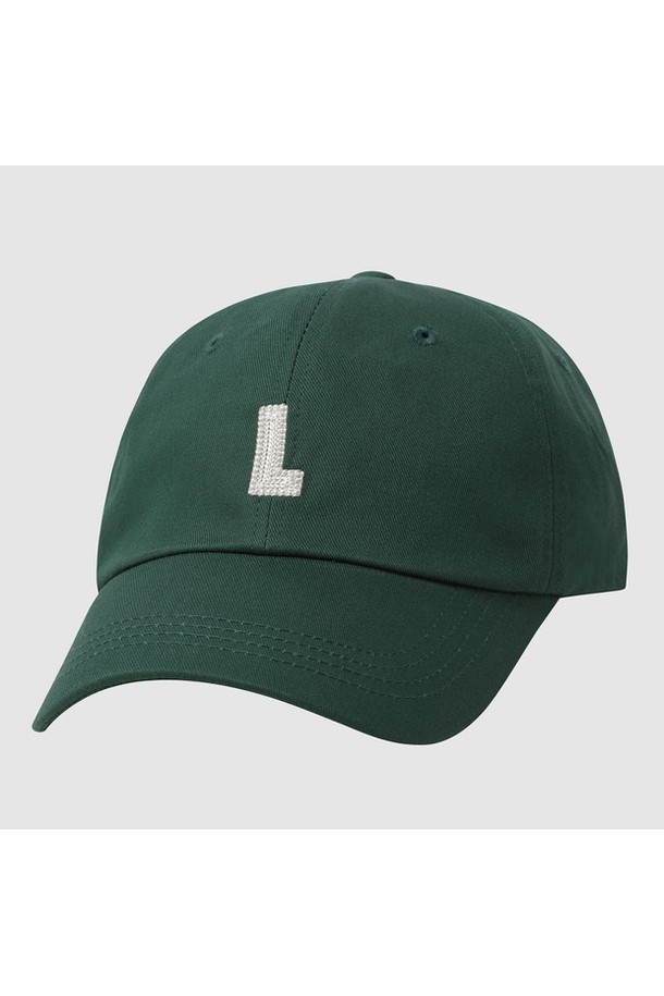 시그니처 로고 볼캡 - 그린(QQ323ACP74)은 면과 폴리에스터 혼방 소재로 제작되어 부드러운 촉감을 제공하며, 봄, 여름, 가을 계절에 착용하기 좋습니다. 베이지와 다크 그린 두 가지 색상으로 출시되었으며, 7.5cm 챙 넓이와 로고 자수, 메탈 버클 디테일이 특징입니다. 메탈 버클로 사이즈 조절이 가능하며, 캐주얼, 미니멀, 클래식 스타일의 동네 마실룩, 산책룩, 여행룩에 활용하기 좋습니다.
