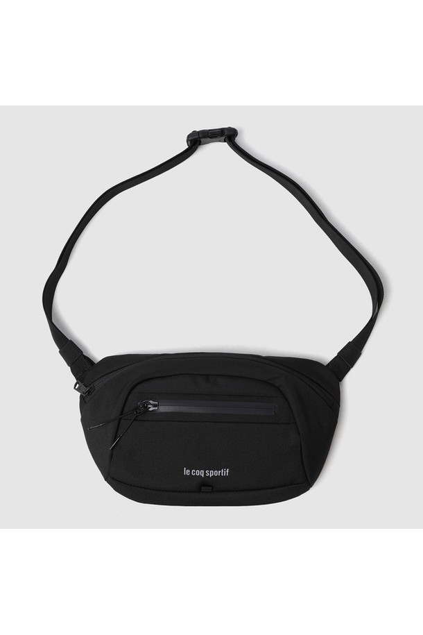 블랙과 그레이 색상으로 구성된 여성용 스포츠 힙 크로스백입니다. 폴리에스터 소재의 미디엄 사이즈 사각 가방으로, 무지 스타일과 지퍼형 잠금 방식을 갖추어 일상 및 스포츠 활동에 적합합니다. 캐주얼, 미니멀, 스포티한 스타일을 연출할 수 있는 실용적인 아이템입니다.
