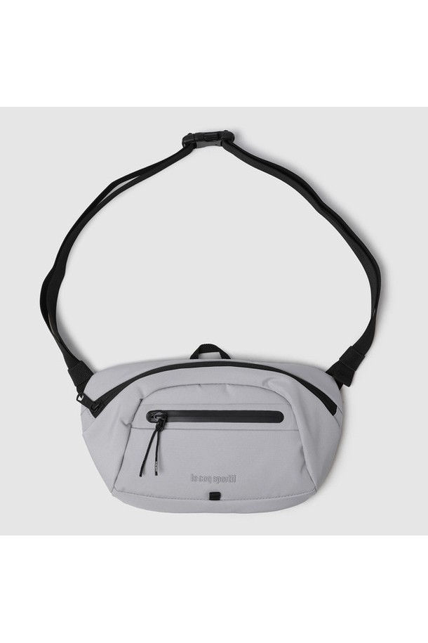 **스포츠 힙크로스백 - 그레이(QQ323ABG74)는 가볍고 실용적인 폴리에스터 소재의 여성용 미디엄 사이즈 크로스백입니다.** 무지 패턴과 사각 디자인으로 스포티하면서도 캐주얼한 스타일을 연출하며, 힙색과 크로스백 겸용으로 활용 가능합니다. 넉넉한 수납공간과 메쉬 등판, 다수의 포켓, 지퍼형 잠금 방식 등, 스포츠 활동 및 일상생활에서 편리하게 사용할 수 있도록 제작되었습니다.

