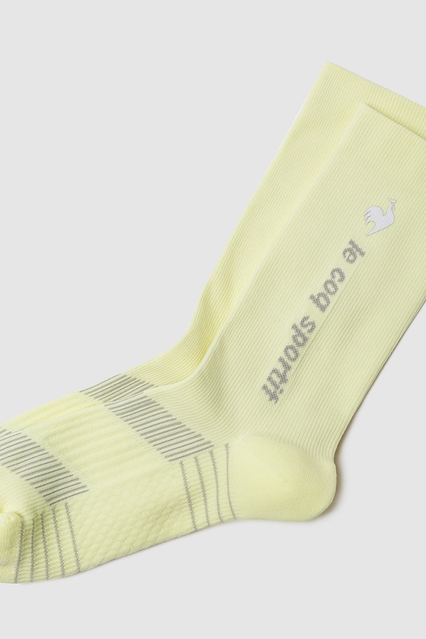 옐로우 컬러의 스포츠 쿠션 하이삭스입니다. 남녀 공용으로, 폴리에스터, 나일론, 폴리우레탄 혼방 소재로 제작되어 땀 흡수와 편안한 착용감을 제공합니다. 스포츠 활동 시 발을 보호하고 쿠션 기능을 더해 활동성을 높여줍니다.
