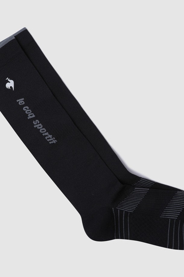 여성 스포츠 활동에 최적화된 블랙 색상의 롱삭스입니다. 폴리에스터, 나일론, 폴리우레탄 혼방 소재로 제작되어 땀 흡수 및 통기성이 뛰어나며, 쿠션 밑창과 파일 소재로 편안한 착용감을 선사합니다. V라인 디자인과 종아리 부분 메쉬 구조가 스포티한 스타일을 연출하며, 격렬한 움직임에도 안정적인 활동성을 지원합니다.
