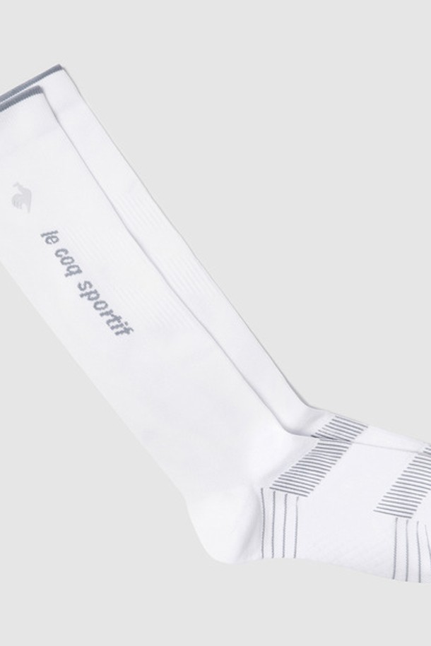 여성 스포츠 쿠션 롱삭스 - 화이트(QQ322WSC71)는 폴리에스터, 나일론, 폴리우레탄 혼방 소재로 제작되어 롱 기장으로 다리 전체를 편안하게 감싸줍니다. V라인 배색 디자인과 종아리 부분 메쉬 조직으로 스포티한 스타일을 연출하며, 발바닥 파일 적용과 쿠션감, 통기성을 더해 스포츠 활동 시 최적의 착용감을 제공합니다. 화이트 색상으로 깔끔함을 더한 이 양말은 운동, 일상에서 모두 활용 가능합니다.
