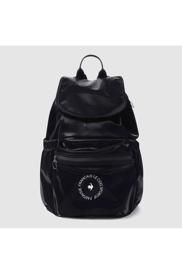 블랙 색상의 여성 스포츠 백팩으로, 미디엄 사이즈에 폴리우레탄과 폴리에스터 소재를 사용하여 제작되었습니다. 매트 로고 디자인과 사각 형태가 특징이며, 통기성이 뛰어난 에어메쉬 소재와 스트랩, 그리고 넉넉한 수납을 위한 내부 드로우스트링 잠금, 자석 플랩, 양쪽 수납 포켓을 갖춰 일상, 여행, 피트니스 등 다양한 용도로 활용 가능합니다. 미니멀, 캐주얼, 스포티한 스타일을 연출하며, 여행룩이나 피트니스룩에 매치하여 감각적인 스타일을 완성해보세요.
