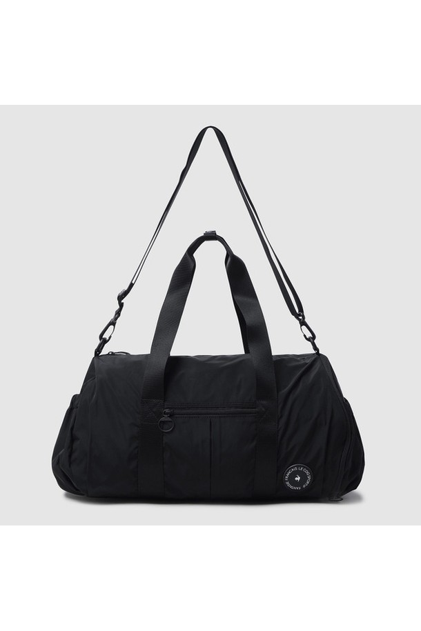 여성 스포츠 짐백 - 블랙(QQ322WBG73)은 운동, 여행, 일상에서 활용하기 좋은 미디엄 사이즈의 짐백입니다. 폴리에스터 소재로 제작되어 튼튼하며, 깔끔한 무지 디자인에 메쉬 포켓 디테일로 포인트를 더했습니다. 내부에는 신발 수납 공간을 포함한 다양한 수납 공간이 마련되어 실용성을 높였으며, 캐리어 결합 기능으로 여행 시 편리하게 사용할 수 있습니다. 지퍼형 잠금 방식으로 내용물을 안전하게 보호하며, 캐주얼, 미니멀, 스포티한 스타일을 연출하고 여행룩에 매치하기 좋습니다.
