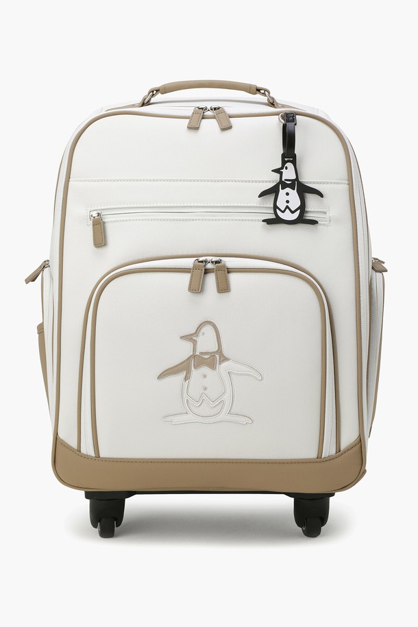 여성 베이지 펭귄 트롤리백(MQ322LTB71)은 여행룩과 골프룩에 잘 어울리는 미디엄 사이즈의 캐주얼 & 미니멀 스타일 트롤리백입니다. 합성가죽과 나일론 소재로 제작되었으며, 베이지 컬러 바탕에 귀여운 펭귄 캐릭터 무늬가 돋보입니다. 손잡이와 바퀴가 있어 이동이 편리하며, 신발 수납공간, 후면 포켓, 네임택, 더스트백을 포함하여 실용성을 높였습니다. 사각형 디자인에 지퍼형 잠금 방식으로 소지품을 안전하게 보관할 수 있습니다.
