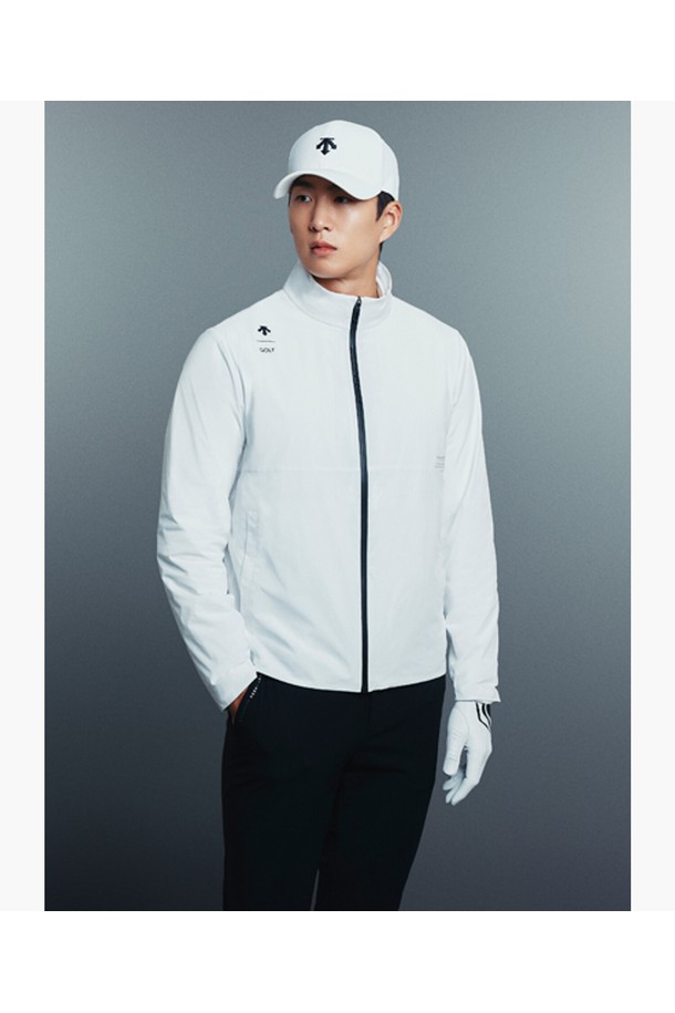 남성 사일런스 블락 안감 점퍼 (DQ32MFBL98)는 골프 활동에 최적화된 스포티한 스타일의 점퍼입니다. 부드러운 촉감의 나일론, 폴리우레탄, 폴리에스터 혼방 소재로 제작되었으며, 얇지만 안감 처리가 되어 있어 봄, 가을 간절기에 적합합니다. 흡습, 방풍, 방수, 신축성 및 소음 차단 기능을 갖춘 레귤러핏 집업 스타일로, BWTG, DGRG 두 가지 색상으로 만나볼 수 있습니다.
