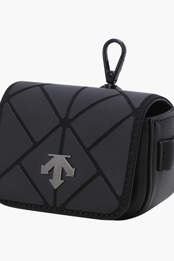 여성 골프룩에 어울리는 미니멀하고 클래식한 디자인의 여성 2볼 케이스 (DQ32WFBG87)입니다. 합성가죽 소재에 무지 디자인으로 깔끔함을 더했으며, BEGG, BLKG 두 가지 색상으로 제공됩니다. 사각 형태의 미니 사이즈로, 후면에 벨트고리 클립이 있어 가방에 간편하게 걸 수 있습니다. 2볼 수납이 가능하며, 티꽂이 기능이 있어 라운딩 시 편리하게 사용할 수 있습니다. 하의 꽂이도 가능하여 실용성을 높였습니다.
