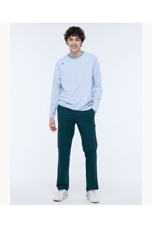 **남성 사이드 포켓 스트레이트 팬츠 (GQ321MPT81)**는 골프 및 일상용으로 활용 가능한 남성용 긴바지입니다. 블랙, 차콜, 그린, 민트 4가지 색상으로 출시되었으며, 스포티하고 캐주얼한 스타일을 연출합니다. 폴리에스터와 폴리우레탄 혼방 소재로 제작되어 사계절 내내 착용 가능하며, 사이드 포켓 디테일로 실용성을 더했습니다. 스트레이트 핏으로 다리 라인을 자연스럽게 커버하며, 편안한 착용감과 탄탄한 실루엣을 제공합니다. 골프룩, 산책룩, 미니멀한 스타일을 선호하는 남성에게 적합합니다.
