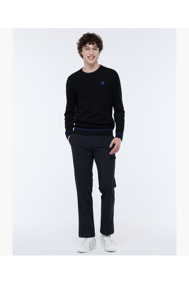 남성 사이드 포켓 스트레이트 팬츠 (GQ321MPT81)는 골프 및 일상에서 활용 가능한 남성용 바지입니다. 블랙, 차콜, 그린, 민트 4가지 색상으로 출시되었으며, 사계절 착용이 가능합니다. 캐주얼 및 스포티 스타일을 연출하기 좋으며, 다리 라인을 자연스럽게 커버하는 스트레이트핏입니다. 사이드 포켓 디테일과 조직감이 느껴지는 소재, 탄탄한 실루엣으로 편안함과 스타일을 동시에 잡았습니다. 골프룩과 산책룩, 미니멀한 스타일을 선호하는 분들께 추천합니다.
