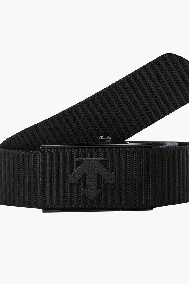 남성 웨빙(Webbing) 반자동 벨트 (DQ32MFBT82)입니다. 골프룩에 어울리는 블랙 색상의 웨빙 소재 벨트로, 캐주얼, 스포티, 미니멀 스타일을 모두 소화합니다. 나일론 소재를 사용하여 내구성을 높였으며, 로고 패턴과 디자인 장식으로 포인트를 더했습니다. 반자동 버클 방식으로 편안하게 착용할 수 있으며, 사이즈 조절 기능으로 활동성을 높였습니다. 골프 활동 시 스타일리시함과 편안함을 동시에 경험할 수 있습니다.
