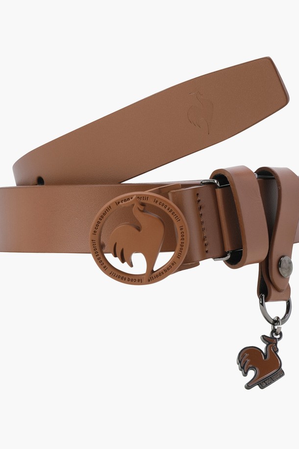 세련된 스타일의 여성 키링 버클 벨트입니다. 소가죽 소재로 제작되어 고급스러움을 더하며, 블랙과 카멜 두 가지 색상으로 만나보실 수 있습니다. 로고 버클, 키링, 림 포인트 디자인이 돋보이며, 골프 및 데일리룩에 모두 활용 가능한 실용적인 아이템입니다.
