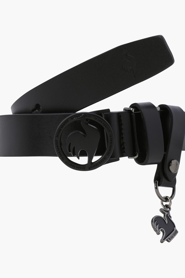 세련된 여성 키링 버클 벨트 (GQ322LBE81)입니다. 천연 소가죽 소재에 키팅 패턴과 로고 버클 디자인이 돋보이며, 데일리 및 골프 스타일에 포인트를 더해줍니다. 폭 2.6cm, 총길이 110.5cm 사이즈로, 실용성과 스타일을 동시에 만족시키는 아이템입니다.
