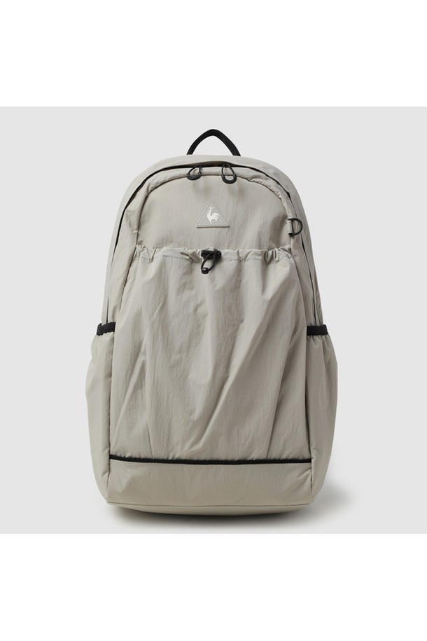 가볍고 편안한 착용감을 자랑하는 여성용 경량 데일리 백팩입니다. 베이지와 블랙 두 가지 색상으로 출시되었으며, 나일론과 폴리에스터 혼방 소재로 제작되어 넉넉한 수납공간과 내구성을 갖췄습니다. 에어메쉬 소재와 D링 디자인, 사각 쉐입으로 캐주얼하고 미니멀한 스타일을 연출하며, 일상 및 가벼운 산책, 동네 마실룩에 적합합니다.
