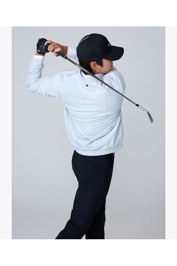 남성 홑겹 블루종 점퍼 (DQ32MFBL82)는 데이트룩, 카페룩, 쇼핑룩에 모두 잘 어울리는 제품입니다. 클래식, 미니멀, 캐주얼 스타일을 선호하는 남성분들께 추천하며, 어떤 옷차림에도 자연스럽게 매치되어 세련된 분위기를 연출합니다. 홑겹 디자인으로 간절기 날씨에 가볍게 걸치기 좋고, 편안한 착용감을 제공합니다. 심플하면서도 멋스러운 디자인으로, 당신의 스타일 지수를 한층 끌어올려 줄 것입니다.