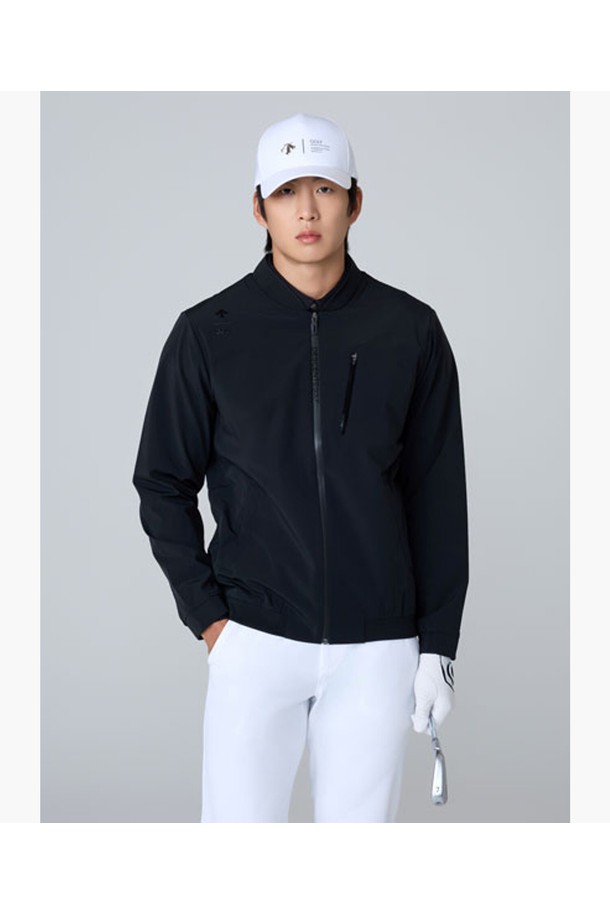 남성 홑겹 블루종 점퍼 (DQ32MFBL82)는 가을 시즌, 골프 및 일상생활에서 활용하기 좋은 남성용 아우터입니다. 모던하고 심플한 스타일의 무지 디자인으로, 블랙과 라이트 그레이 두 가지 색상으로 출시되었습니다. 나일론, 폴리에스터, 폴리우레탄 혼방 소재로 제작되어 부드러운 촉감을 제공하며, 레귤러핏과 집업 스타일로 편안한 착용감을 선사합니다. 방풍 및 발수 기능과 경량성을 갖춰 활동적인 움직임에도 적합하며, 긴 소매 기장의 레귤러 기장으로 제작되었습니다.
