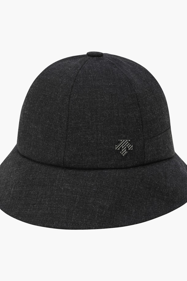 DQ32WFCP92 여성 라운드 버킷햇입니다. 골프룩, 캐주얼, 미니멀, 클래식 스타일에 잘 어울리는 모자입니다. 가을 시즌에 적합하며, BEGG, BLKG, IVYG 세 가지 색상으로 제공됩니다. 챙 넓이는 7cm이며, 폴리에스터, 레이온, 울, 폴리우레탄 혼방 소재로 제작되어 조직감 있는 촉감을 선사합니다. 사이즈 조절 기능이 있어 머리를 묶고도 편안하게 착용 가능하며, 라이프스타일 웨어로도 활용할 수 있습니다.
