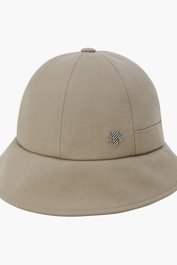 여성 라운드 버킷햇 (DQ32WFCP92)입니다. 가을 시즌 골프 및 일상용으로, 캐주얼, 미니멀, 클래식 스타일을 연출하기 좋습니다. 베이지(BEGG), 검정(BLKG), 아이보리(IVYG) 세 가지 색상으로 출시되었습니다. 폴리에스터, 레이온, 울, 폴리우레탄 혼방 소재로 제작되어 조직감 있는 촉감을 제공하며, 챙 넓이는 7cm입니다. 머리를 묶고 착용할 수 있으며, 사이즈 조절이 가능합니다.
