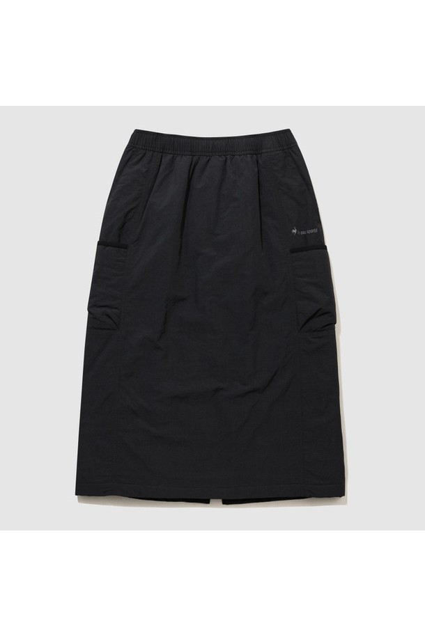 **여성 패딩 미디 스커트 - 블랙(QQ422LSKO1)**

겨울철 포근함과 스타일을 책임지는 여성 패딩 미디 스커트입니다. 넉넉한 루즈핏으로 편안하게 착용 가능하며, 보온성을 높여주는 패딩 안감과 방수 기능으로 쾌적함을 유지해 줍니다. 블랙 컬러의 무지 디자인으로 어떤 옷에도 쉽게 매치할 수 있으며, 캐주얼, 미니멀, 클래식 스타일을 모두 소화합니다. 허리 스트링과 밑단 스트링으로 핏 조절이 용이하며, 카고 포켓 디자인으로 실용성을 더했습니다. 겨울 데일리룩, 산책룩, 동네 마실룩 등 다양한 TPO에 활용하여 따뜻하고 멋스러운 겨울 스타일링을 완성해 보세요.
