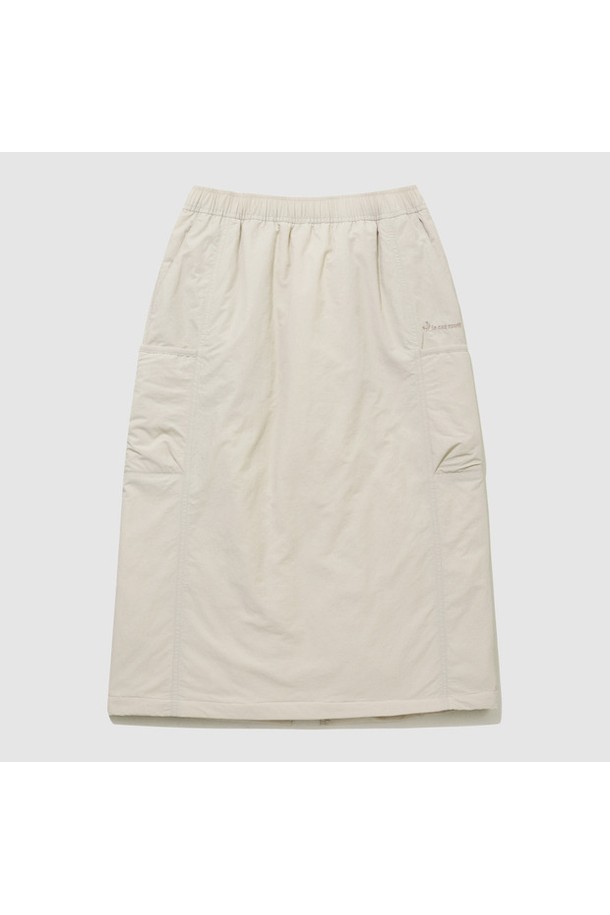 겨울철 따뜻함과 스타일을 책임질 여성 패딩 미디 스커트 - 베이지(QQ422LSKO1)입니다. 넉넉한 루즈핏으로 편안함을 선사하며, 방풍 및 발수 기능으로 추운 날씨에도 끄떡없습니다. 나일론과 폴리에스터 혼방 소재에 두툼한 두께감으로 보온성을 높였으며, 캐주얼하고 미니멀한 스타일을 연출하기 좋습니다. 톤온톤 베이지 컬러로 어떤 상의와도 잘 어울리며, 카고 포켓과 밑단 스트링으로 포인트를 더했습니다. 겨울 데일리룩, 동네 마실룩, 산책룩 등 다양한 TPO에 활용해보세요.
